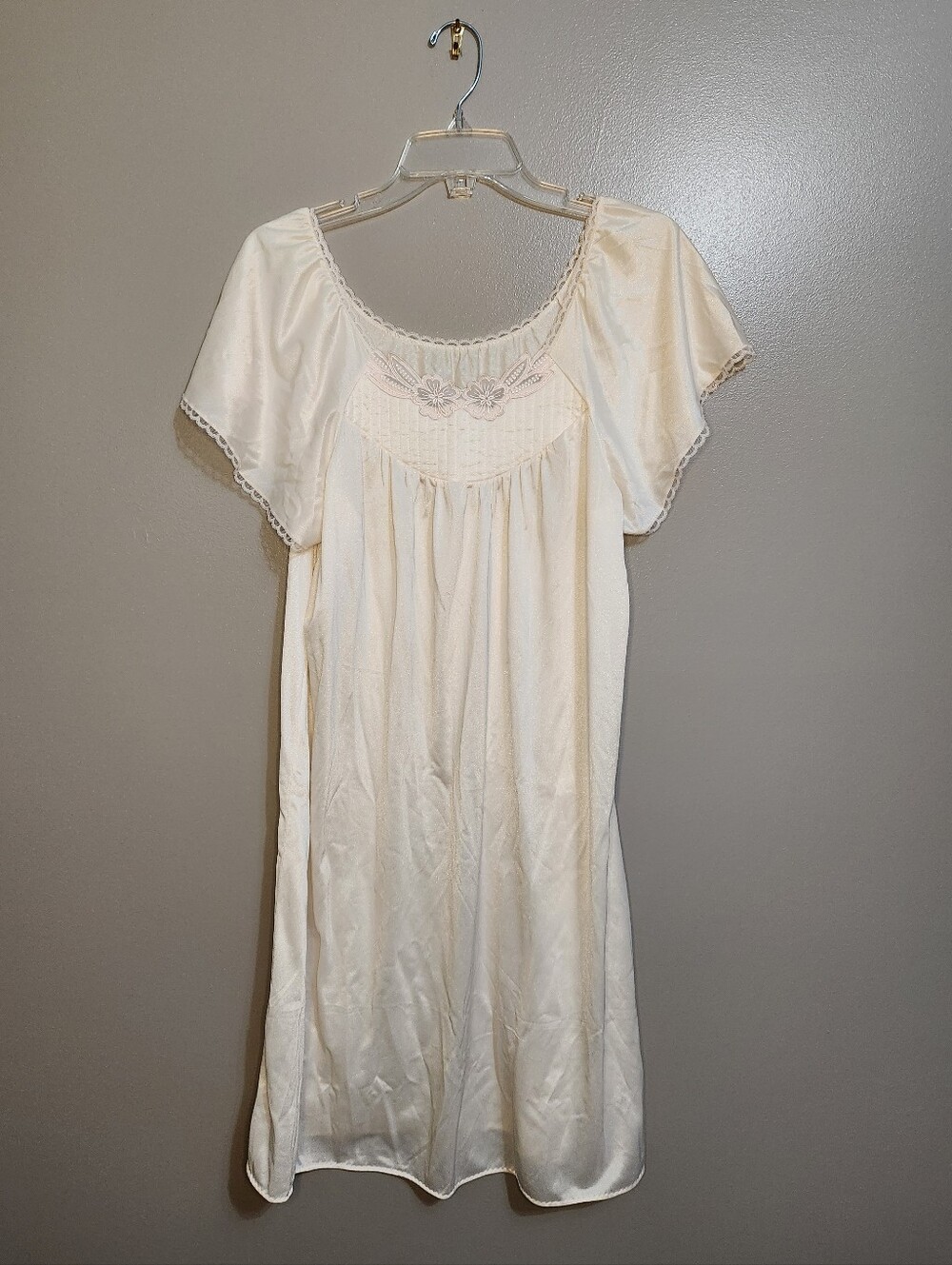 Vintage Cream/light Peach Short Sleeve Nightgown with Floral Yoke Size Medium